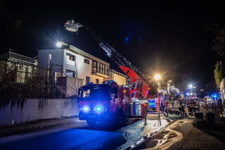 Drei Feuerwehren standen in Leonding bei Brand im Dachbereich im Einsatz BAYER-AB3-6381.jpeg