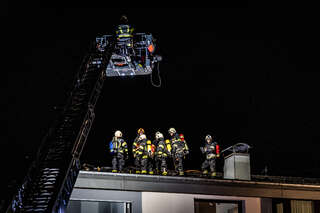 Drei Feuerwehren standen in Leonding bei Brand im Dachbereich im Einsatz BAYER-AB3-6399.jpeg