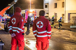 Drei Feuerwehren standen in Leonding bei Brand im Dachbereich im Einsatz BAYER-AB3-6411.jpeg