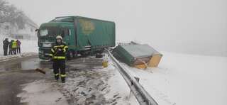 Umgestürzter LKW-Anhänger - Feuerwehr mehrere Stunden im Einsatz IMG-20210107-164614.jpeg