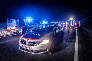 Drei teils Schwerverletzte bei Fahrzeugüberschlag in Alkoven BAYER-AB3-7688.jpeg