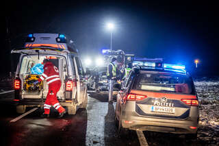 Drei teils Schwerverletzte bei Fahrzeugüberschlag in Alkoven BAYER-AB3-7828.jpeg