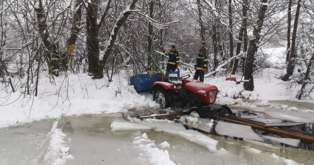 Fahrzeugbergung -Traktor in Teich eingebrochen