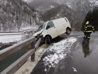 Unfall wegen Schneefahrbahn - Lenker hatte großes Glück Weyer-1.jpeg