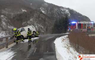 Unfall wegen Schneefahrbahn - Lenker hatte großes Glück Weyer-5.jpeg