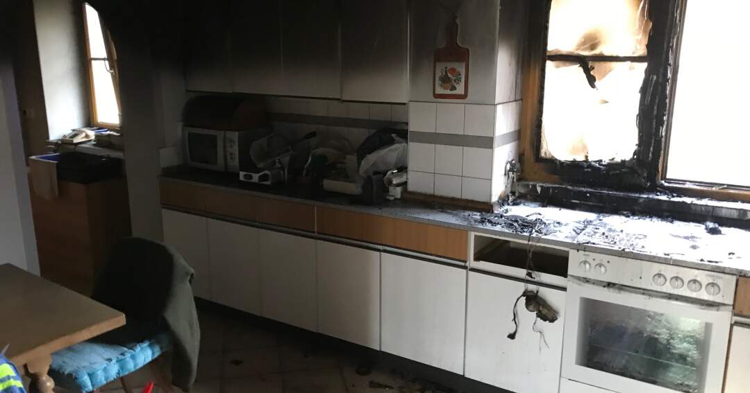 Brand Wohnhaus - Küche geriet in Flammen
