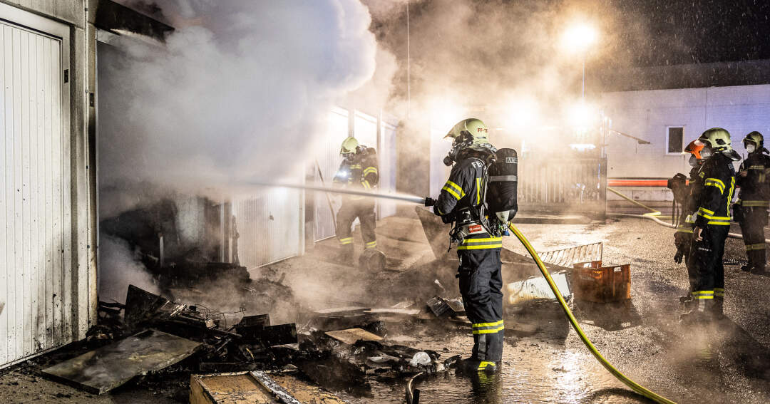 Titelbild: Brand einer Lagerbox in St. Martin - Traun