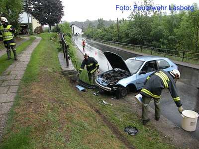 Verkehrsunfall: Auto gracht gegen Steinmauer dscn5414.jpg