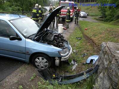 Verkehrsunfall: Auto gracht gegen Steinmauer dscn5423.jpg