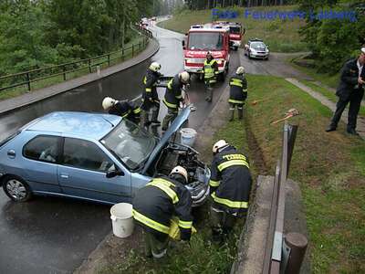 Verkehrsunfall: Auto gracht gegen Steinmauer dscn5434.jpg