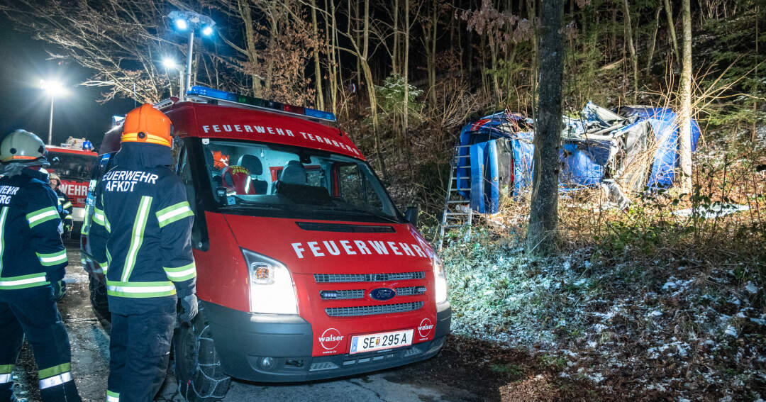 Fahrzeug in Waldstück katapultiert – Lenker stirbt bei schwerem Verkehrsunfall