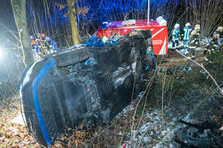 Fahrzeug in Waldstück katapultiert – Lenker stirbt bei schwerem Verkehrsunfall FOKE-2021013119186714-042.jpeg