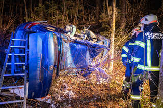 Fahrzeug in Waldstück katapultiert – Lenker stirbt bei schwerem Verkehrsunfall FOKE-2021013119146704-036.jpeg