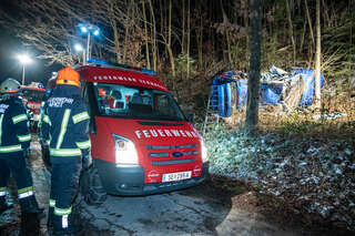 Fahrzeug in Waldstück katapultiert – Lenker stirbt bei schwerem Verkehrsunfall FOKE-2021013119246730-048.jpeg