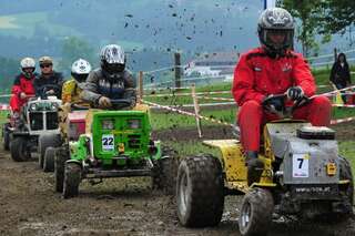 400 Besucher sehen spektakuläres Rasenmäher-Traktor-Rennen rennen-003.jpg