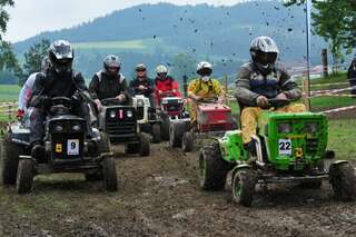 400 Besucher sehen spektakuläres Rasenmäher-Traktor-Rennen rennen-004.jpg