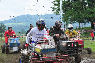 400 Besucher sehen spektakuläres Rasenmäher-Traktor-Rennen rennen-005.jpg