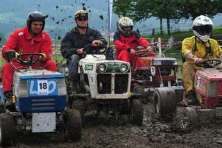 400 Besucher sehen spektakuläres Rasenmäher-Traktor-Rennen rennen-006.jpg