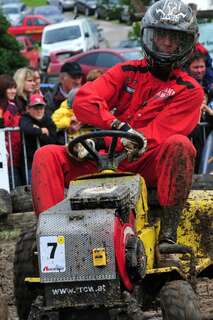 400 Besucher sehen spektakuläres Rasenmäher-Traktor-Rennen rennen-008.jpg