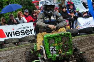 400 Besucher sehen spektakuläres Rasenmäher-Traktor-Rennen rennen-009.jpg