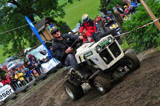 400 Besucher sehen spektakuläres Rasenmäher-Traktor-Rennen rennen-013.jpg