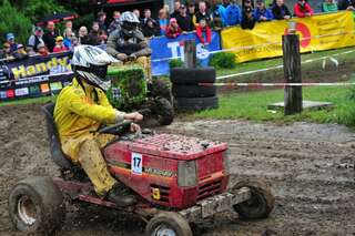400 Besucher sehen spektakuläres Rasenmäher-Traktor-Rennen rennen-014.jpg