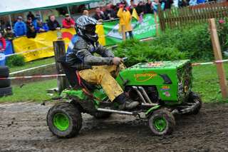400 Besucher sehen spektakuläres Rasenmäher-Traktor-Rennen rennen-015.jpg