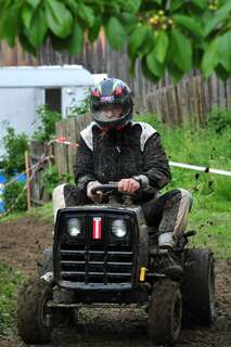 400 Besucher sehen spektakuläres Rasenmäher-Traktor-Rennen rennen-016.jpg