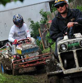 400 Besucher sehen spektakuläres Rasenmäher-Traktor-Rennen rennen-022.jpg