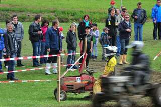 400 Besucher sehen spektakuläres Rasenmäher-Traktor-Rennen rennen-029.jpg
