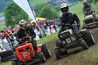 400 Besucher sehen spektakuläres Rasenmäher-Traktor-Rennen rennen-037.jpg
