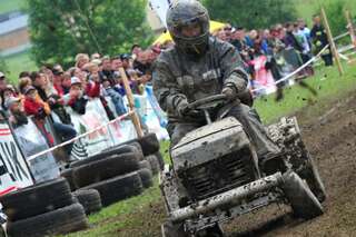 400 Besucher sehen spektakuläres Rasenmäher-Traktor-Rennen rennen-039.jpg