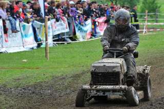 400 Besucher sehen spektakuläres Rasenmäher-Traktor-Rennen rennen-041.jpg