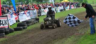 400 Besucher sehen spektakuläres Rasenmäher-Traktor-Rennen rennen-045.jpg