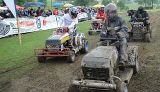 400 Besucher sehen spektakuläres Rasenmäher-Traktor-Rennen rennen-050.jpg