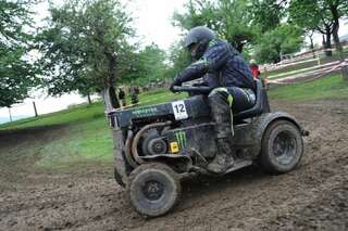 400 Besucher sehen spektakuläres Rasenmäher-Traktor-Rennen rennen-052.jpg