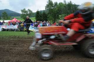 400 Besucher sehen spektakuläres Rasenmäher-Traktor-Rennen rennen-059.jpg