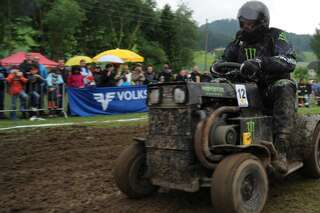 400 Besucher sehen spektakuläres Rasenmäher-Traktor-Rennen rennen-060.jpg