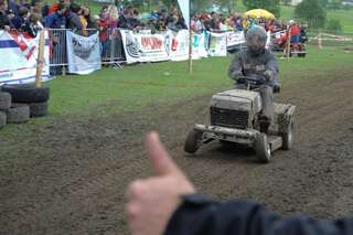 400 Besucher sehen spektakuläres Rasenmäher-Traktor-Rennen rennen-062.jpg