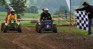 400 Besucher sehen spektakuläres Rasenmäher-Traktor-Rennen rennen-071.jpg