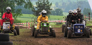 400 Besucher sehen spektakuläres Rasenmäher-Traktor-Rennen rennen-072.jpg