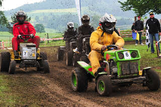 400 Besucher sehen spektakuläres Rasenmäher-Traktor-Rennen rennen-073.jpg