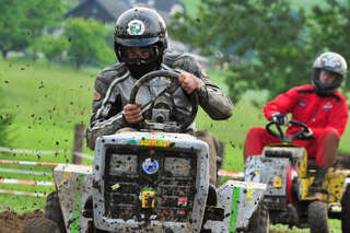 400 Besucher sehen spektakuläres Rasenmäher-Traktor-Rennen rennen-077.jpg