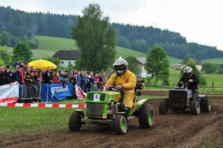 400 Besucher sehen spektakuläres Rasenmäher-Traktor-Rennen rennen-078.jpg