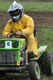 400 Besucher sehen spektakuläres Rasenmäher-Traktor-Rennen rennen-085.jpg