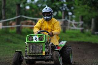 400 Besucher sehen spektakuläres Rasenmäher-Traktor-Rennen rennen-087.jpg