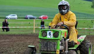 400 Besucher sehen spektakuläres Rasenmäher-Traktor-Rennen rennen-088.jpg