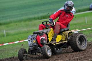 400 Besucher sehen spektakuläres Rasenmäher-Traktor-Rennen rennen-089.jpg