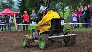 400 Besucher sehen spektakuläres Rasenmäher-Traktor-Rennen rennen-092.jpg