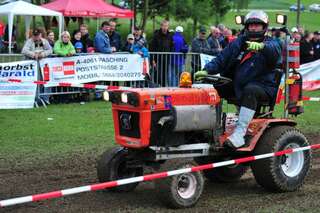 400 Besucher sehen spektakuläres Rasenmäher-Traktor-Rennen rennen-096.jpg